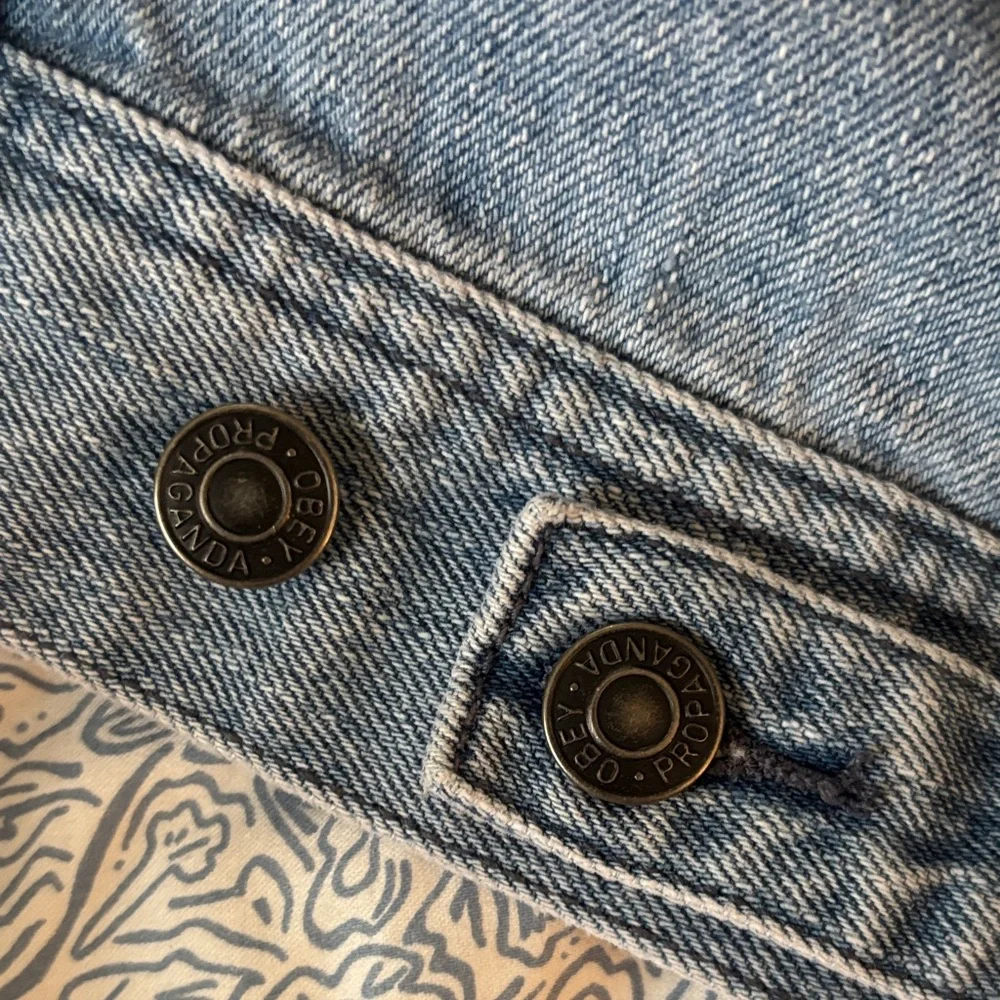 Obey Worldwide Jean Jacket Light Blue Denim Fist Earth Shatter Graphic Black XL - Picture 6 of 16